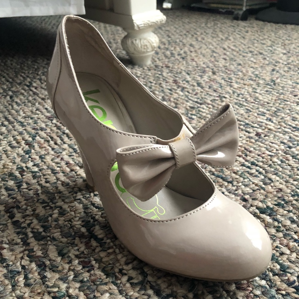 Super cute bow closed toed heel!